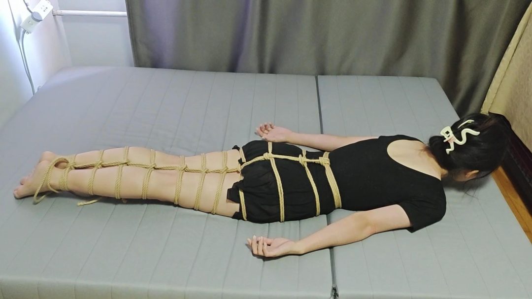 约绑清纯小妹直臂蛇缚超紧驷马裸足勒住脚趾口球堵嘴-12