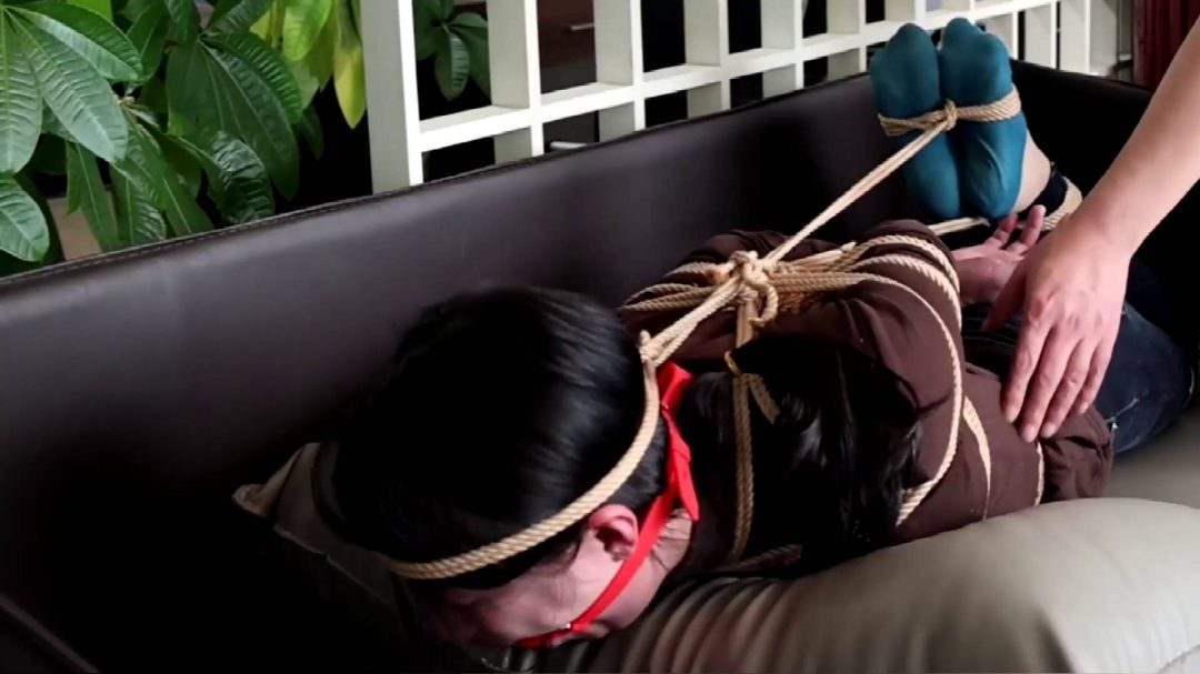 勇敢的家庭主妇第一季，极限捆绑、勒头驷马-5