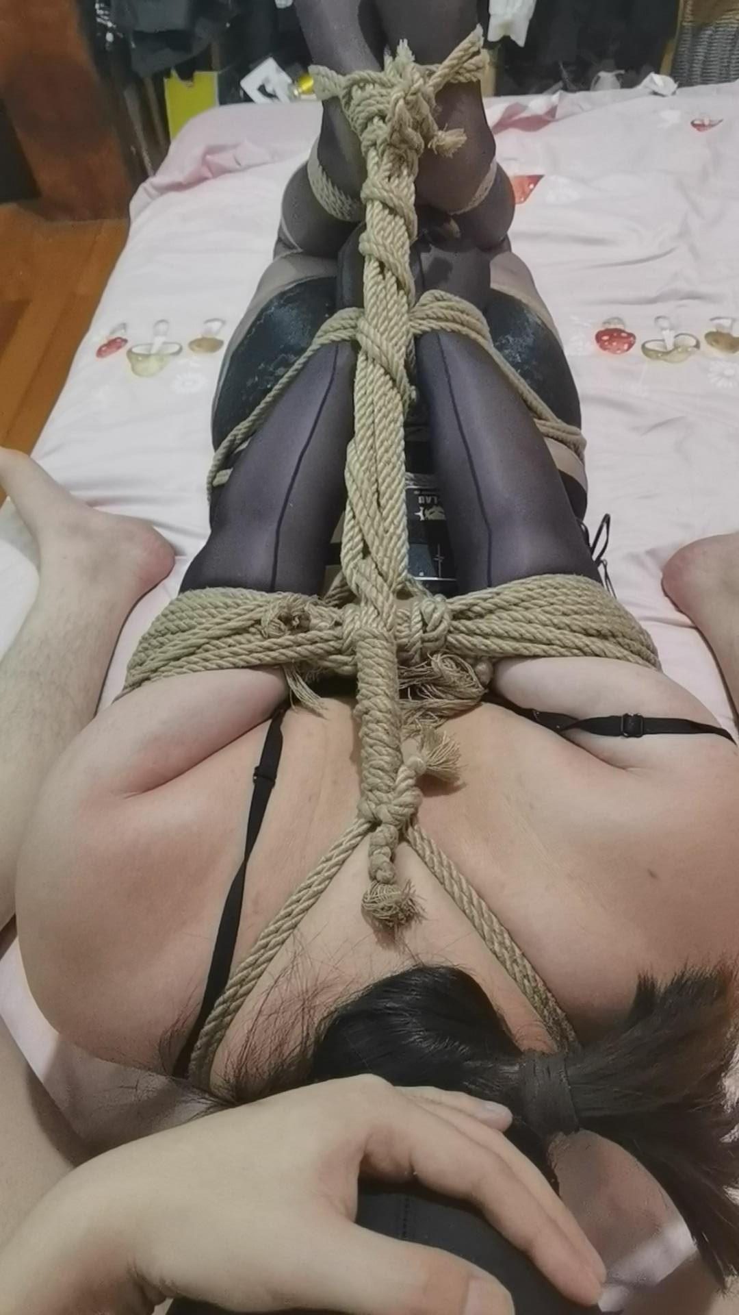 黑丝极限驷马紧缚放置+强行绑头发仰头固定、动弹不得-3