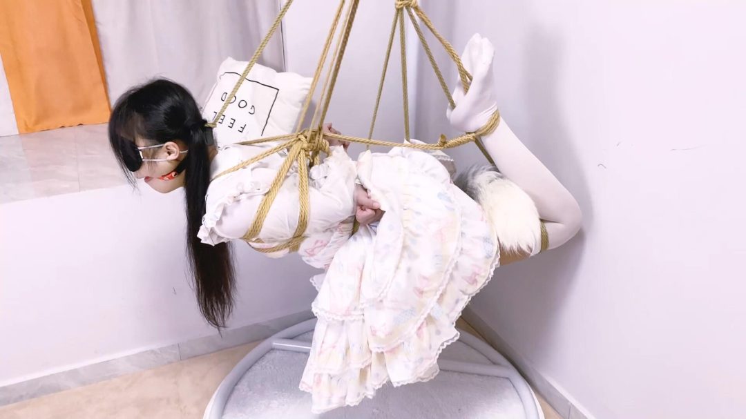 《路崽日记》-洛丽塔欧式直臂紧缚+跪趴跪坐+口球+中重度打屁股sp打出音爆声+打脚心大腿和胸+尾巴+日式紧缚+胸缚+驷马吊缚悬吊+口水直流+放置-12