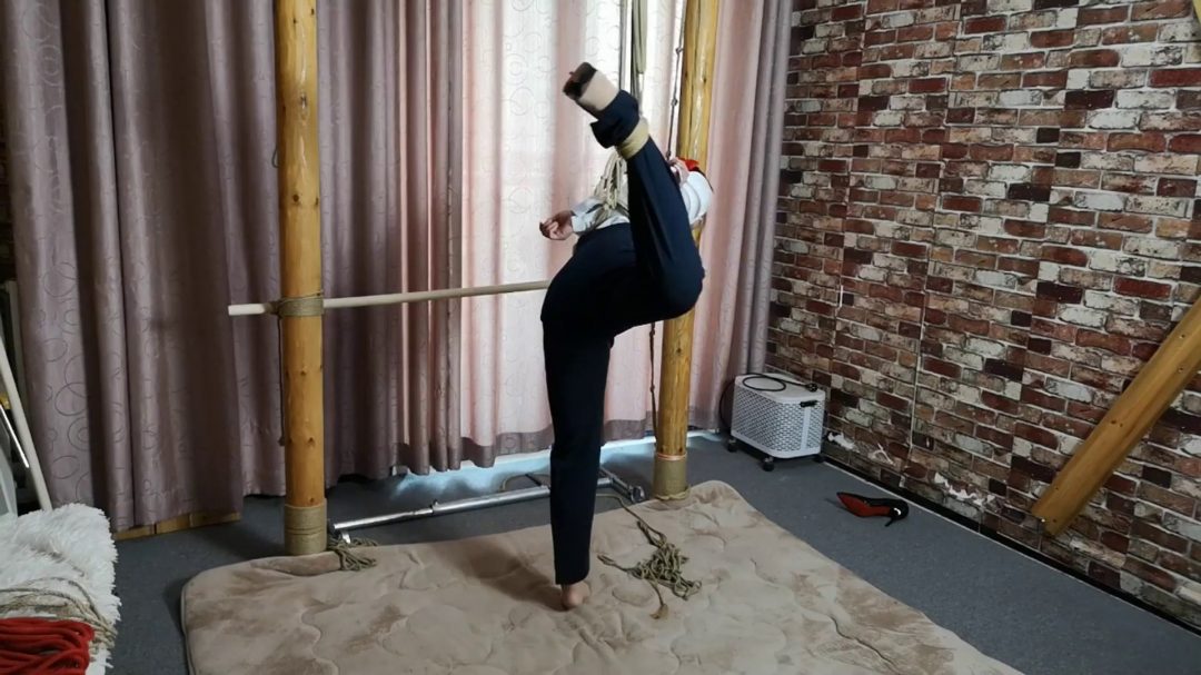 紫依 白衬西裤 极限单腿吊转圈-6