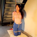 梯下的美少女惩罚游戏，晴子瑜伽裤后高手、股绳半吊