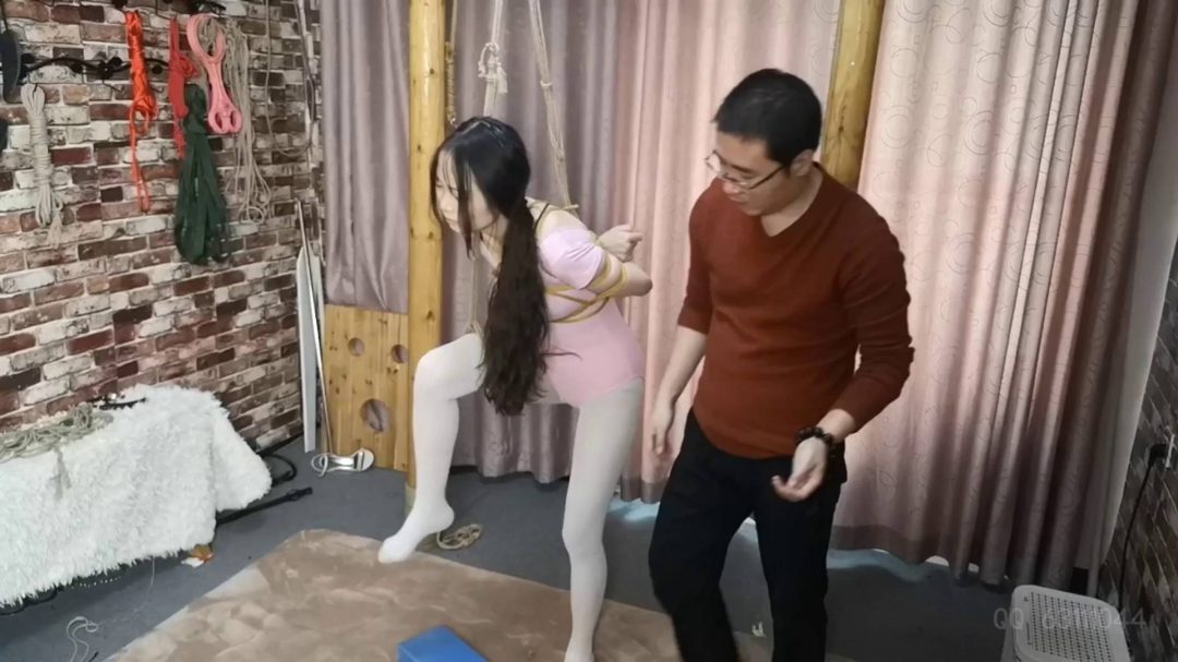 小学妹初次捆绑 彩彩 体操服白丝 单腿吊 桃缚口球挠痒-2