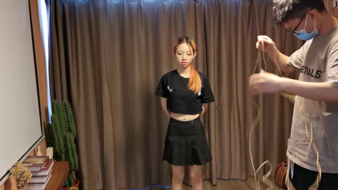 珊珊直臂大口球跪吊在栏杆上80分钟长时间放置-1