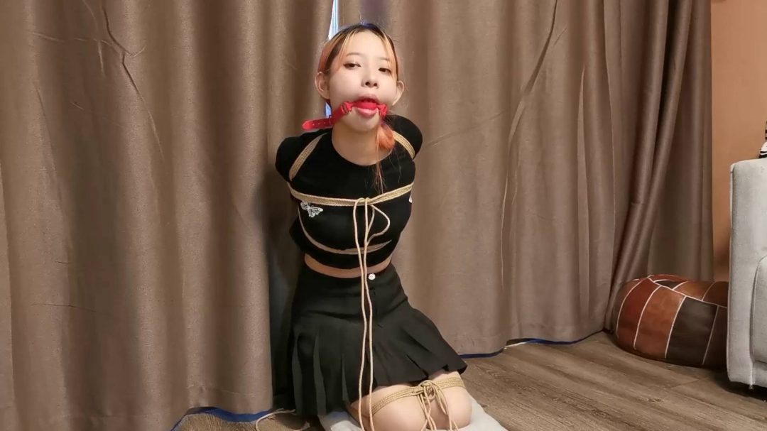 珊珊直臂大口球跪吊在栏杆上80分钟长时间放置-8