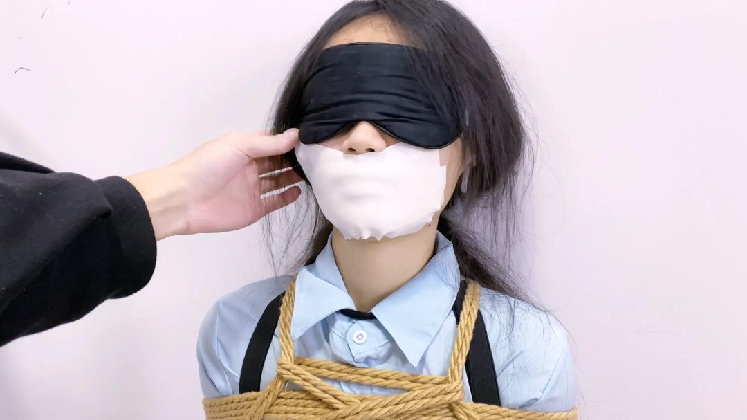 《路崽日记》-学院风被日式紧缚+胸缚+股绳+多节并腿捆+口球+刺激-7