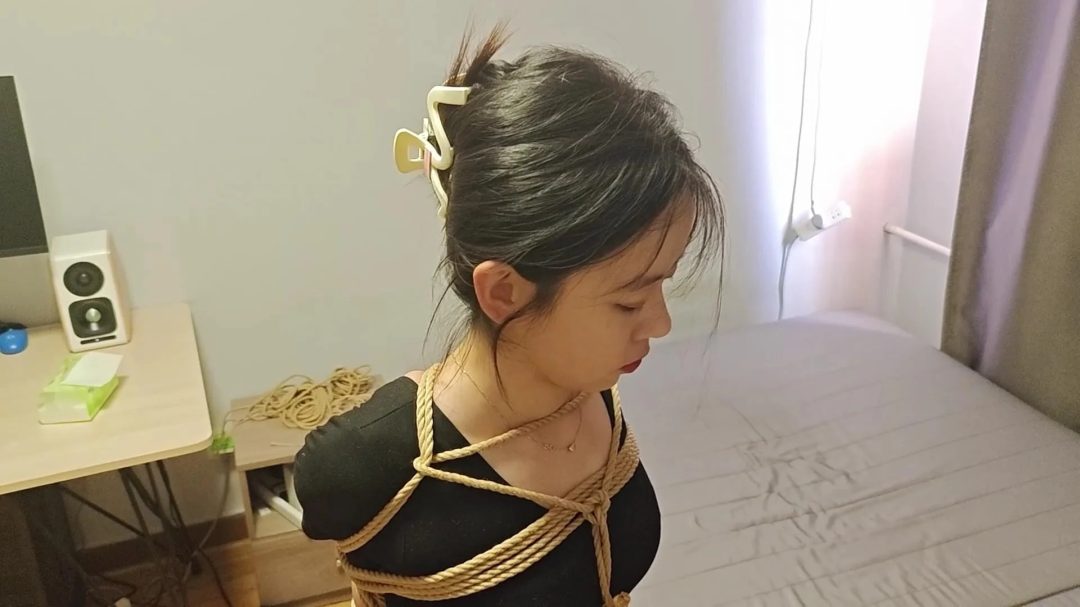 约绑清纯小妹直臂蛇缚超紧驷马裸足勒住脚趾口球堵嘴-2