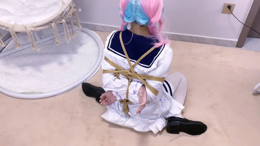 《路崽日记》-凑阿库娅cos+胸缚+龟缚甲+日式捆绑+鸭子坐+跪缚+口塞进出并戴入+椅子缚+M开腿捆+口水不止+跪坐花絮等等-8