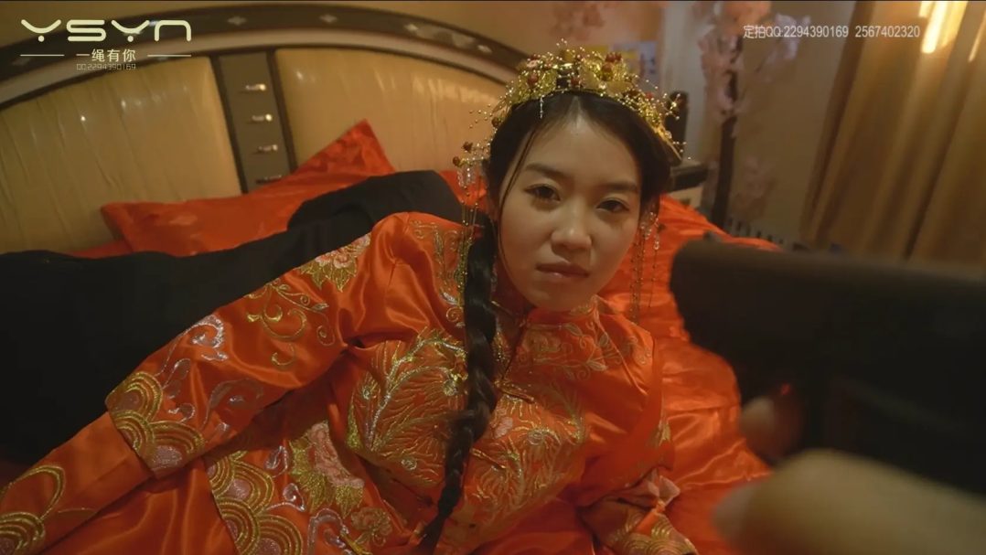 【玷污的新娘】反动派败退残余副官私闯洞房花烛枪杀秀禾新郎抢走新娘威逼刑讯誓死不从被玷污后自缢-4