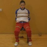 漂亮的女学生床上玩手机时惨遭持枪蒙面人打劫捆绑抗走威逼恐吓椅缚龟甲缚唱歌…