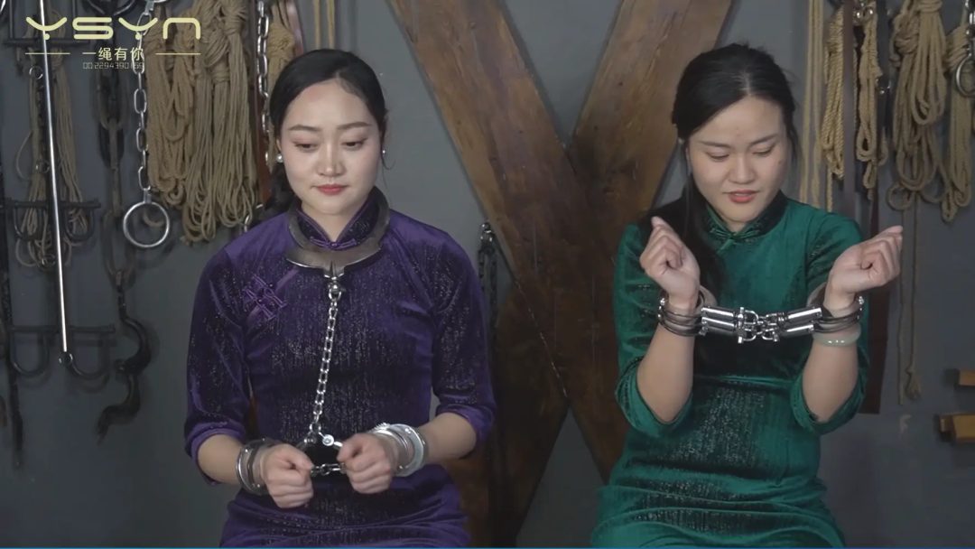 【难忘的体验】两位旗袍女士体验了工作室的金属道具臂拷差点打不开吓坏了林薇薇暂停拍-5