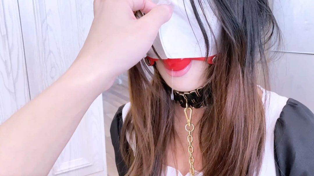 【嗷大喵】-《吃鱼的喵》-女仆装皮革束缚,手铐,脚铐,项圈链子,口球,束缚手在背后,整理房间叠被子太慢被罚,跪趴鞭打pp,sp,牵引跪走,鸭子坐,结束完对镜羞耻展示自己等-5
