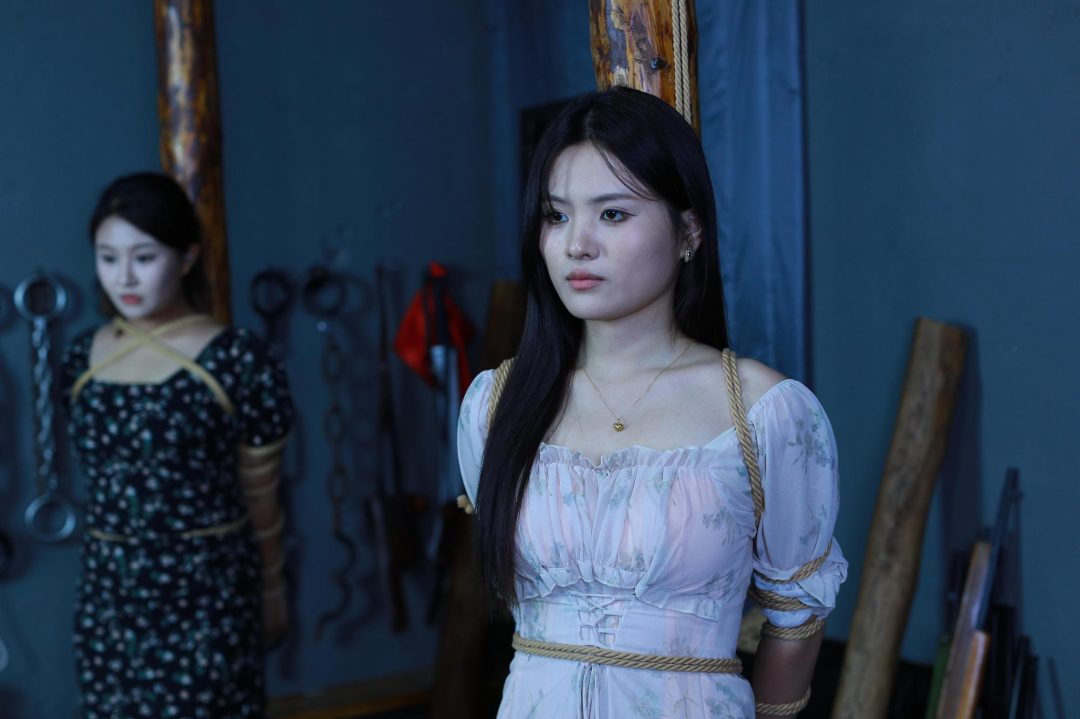 【江鑫柳依棚拍】剧照500张+视频30分钟两位颜值美女江鑫168厘米22岁柳依170厘米20岁被五花大绑直臂绑柱-5