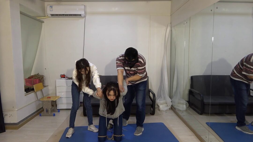 定拍两个大美女甘然和阿荣，反扭，抓捕，反铐，画押，押解，五花大绑，赤脚，驷马挣扎-4