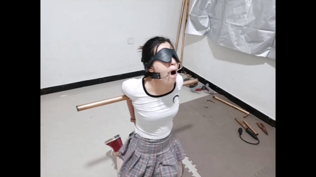 易美一天一夜 ,贞操带重型脚镣艰难行走 床上驷马 拘束架后弓sp重击 k9架-5