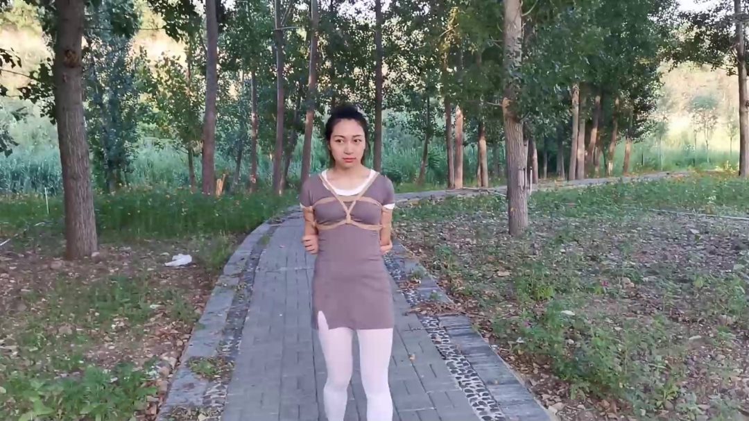 云儿偷偷，去小树林约会，被主人发现，不客气地惩罚各种吊绑，喝河里的臭水，惊险刺激-1