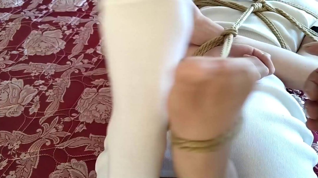 佳宁绑在床上的白色娇娃第三季-5