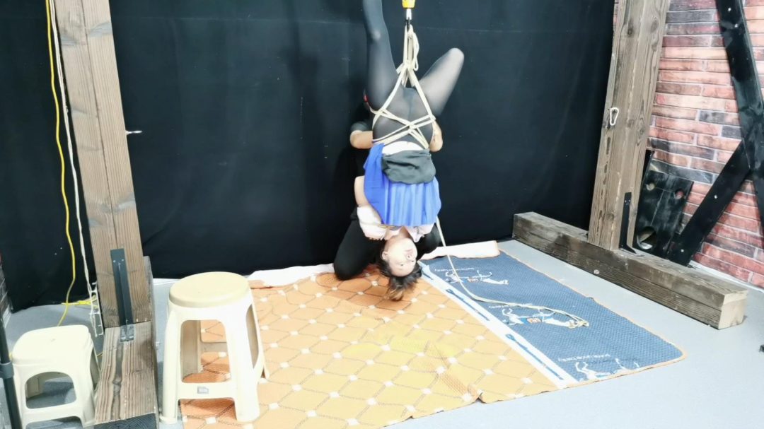 云仙儿初次玩吊缚PK悦儿单腿吊缚-5