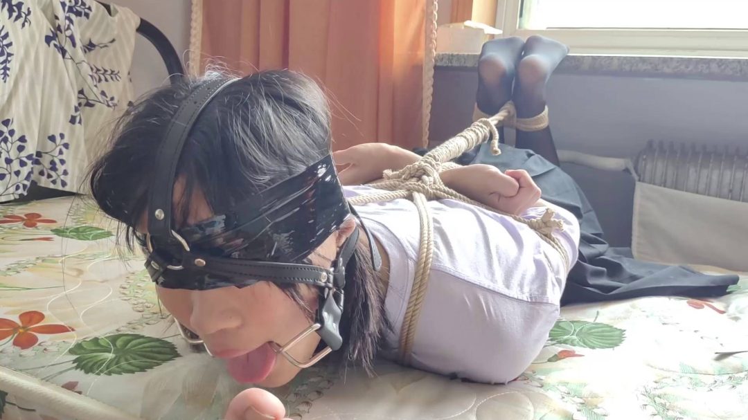 可歆妹妹臭袜子堵嘴 驷马 开口器鼻钩 舔脚-6