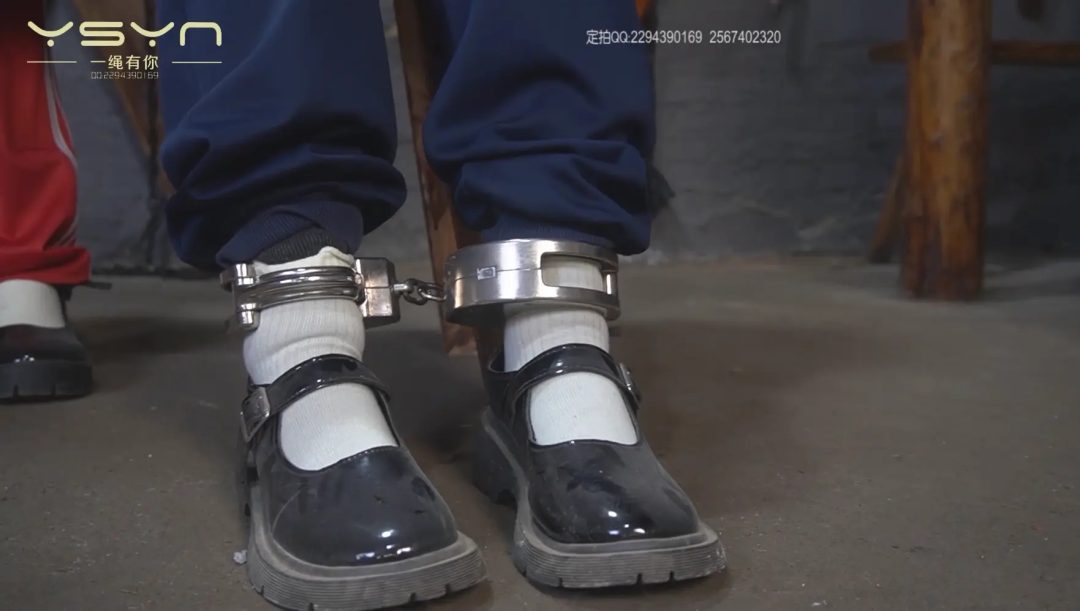 【快乐的体验】18岁的高中生身穿校服慕名前来体验尝试各种金属道具拶子龟甲敷捆绑后她-5