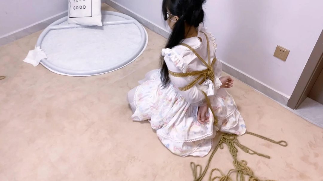 《路崽日记》-洛丽塔欧式直臂紧缚+跪趴跪坐+口球+中重度打屁股sp打出音爆声+打脚心大腿和胸+尾巴+日式紧缚+胸缚+驷马吊缚悬吊+口水直流+放置-15