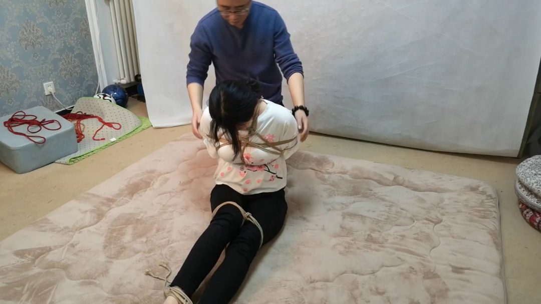 丰满的林秋 白短衫 団缚-8