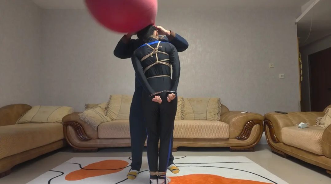 恐惧绝望的气球 把气球套在头上 失败了好几次 最后成功了 绝望的空间 差一点吓死模特 呕吐+呼吸训练+皮鞭-2