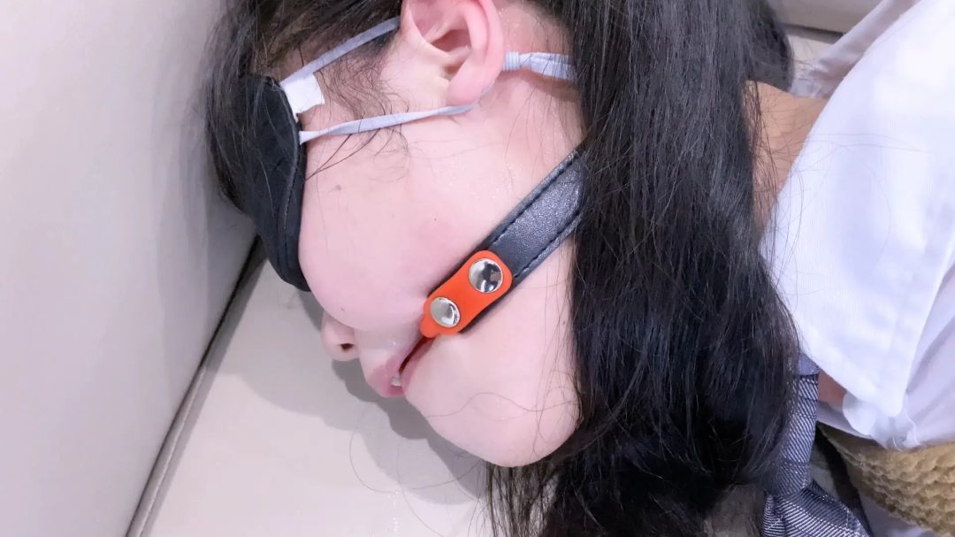 【嗷大喵】-《路崽子历险记》-jk小妹被入室绑架控制,绑上超紧直臂,驷马脱鞋被tk挠脚心,带口球流口水,后被极限直臂驷马紧缚吊着固定强制tk,刺激等等-8