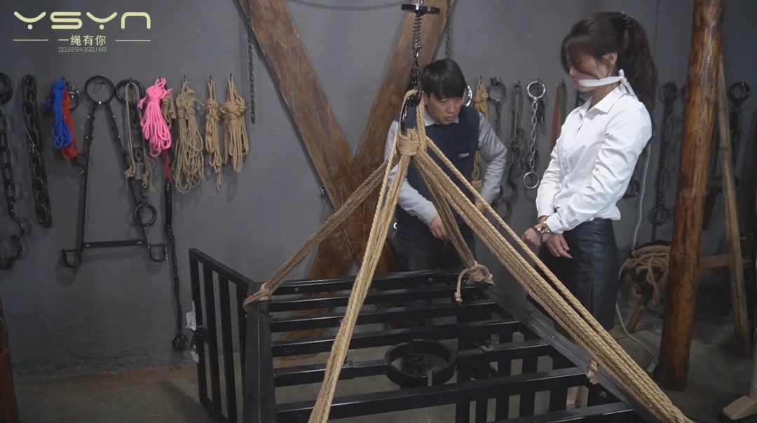 【小三的惩罚】女秘书勾引老板做了小三被原配雇人绑架关到密室牢笼惩罚金属镣铐重镣五-4