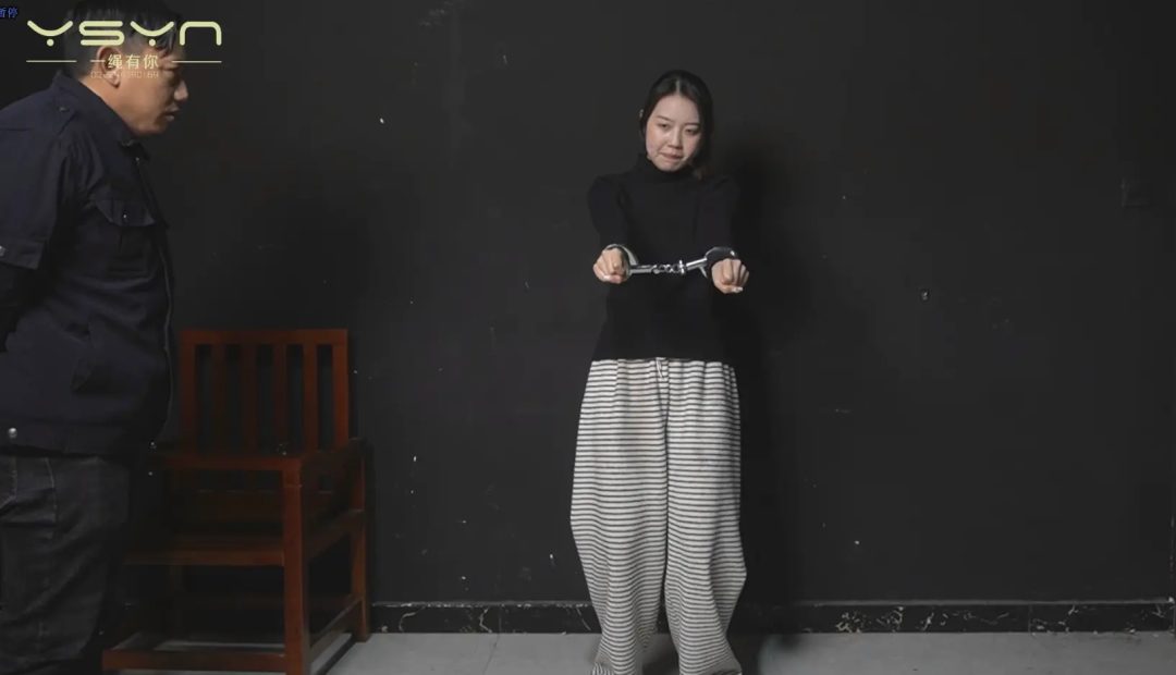 【雪域女死囚】被包养的女经理因伤人入监审讯惩罚判决临刑前模拟捆绑驷马后雪地五花大绑-8