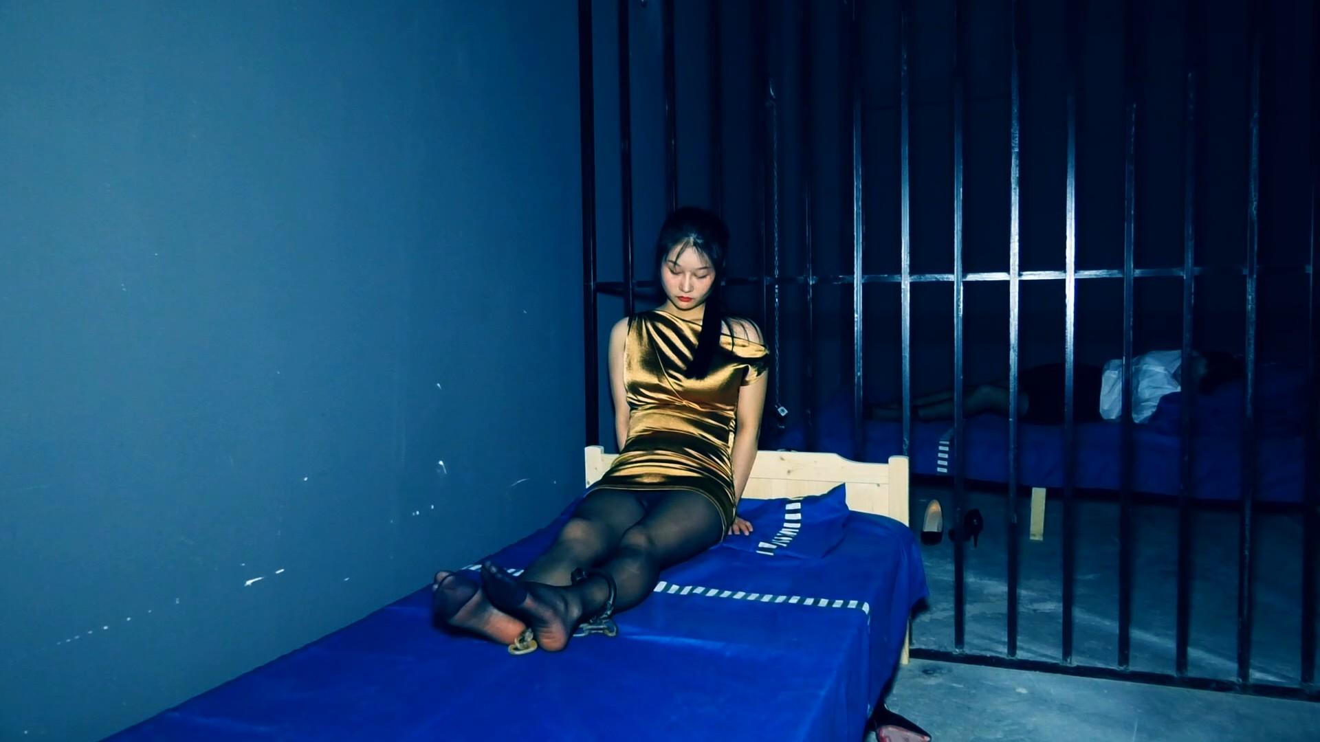 《绞刑女犯》完整版 刘芳和王丽铤而走险 被捕宣判为死刑五花大绑押赴刑场执行绞刑