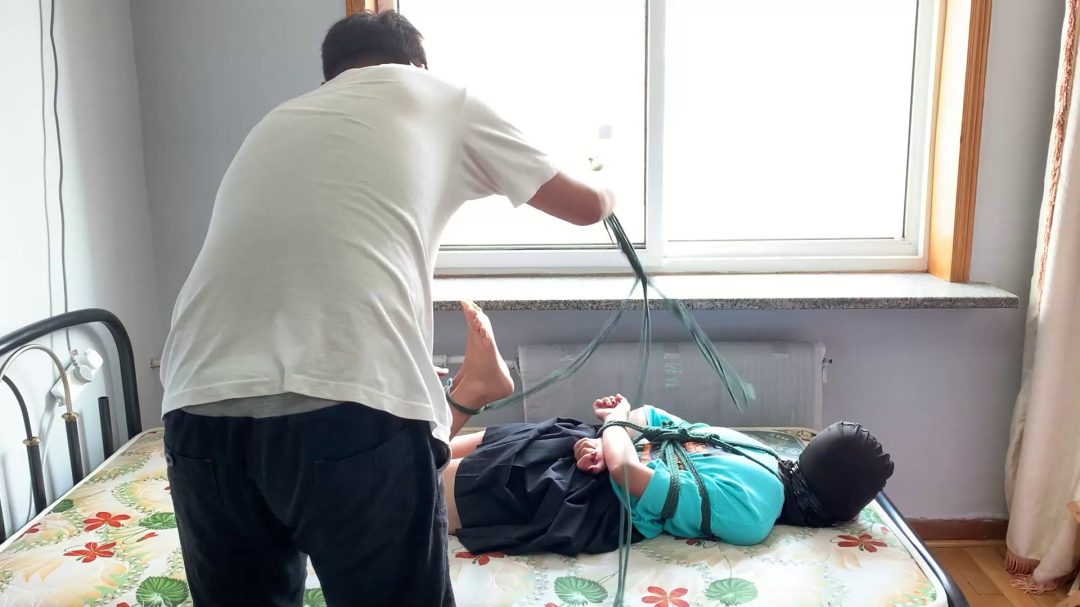 雨晨妹妹驷马抓举摔摔乐，丝袜套头白袜多重堵嘴挣扎！痛苦与闷绝！-8