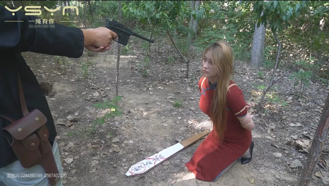 漂亮金发灰丝女孩受尽大字绑鞭打老虎凳挠痒鞭打脚心金属拘束架折磨临危不惧小树林五花-4