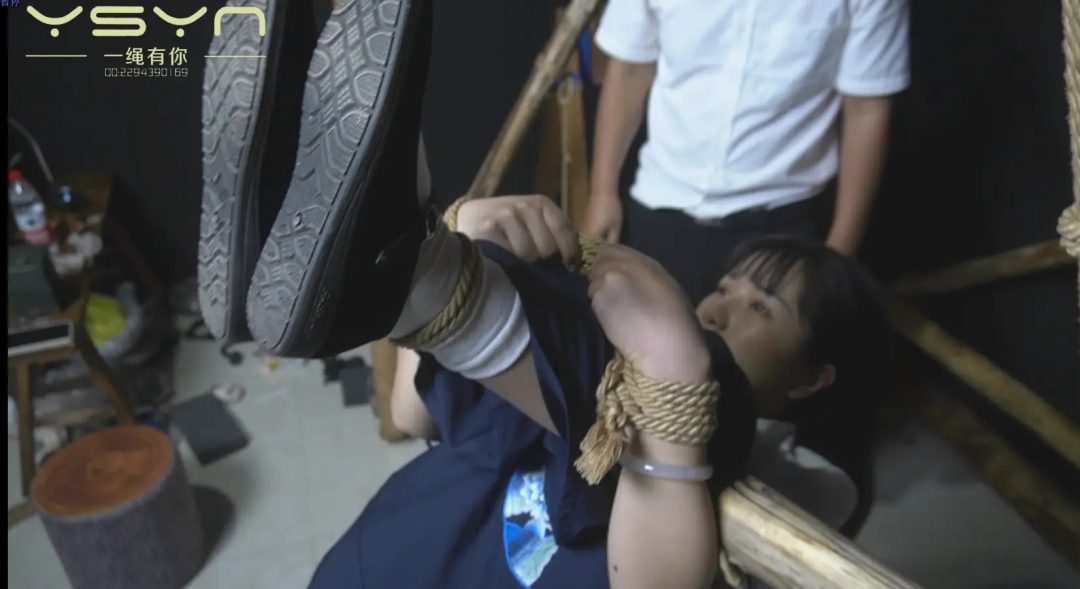 【心灵的抗战】被捕戴上手铐脚镣刑房跪绑压杠子老虎凳打挠脚心鹦鹉吊晕死也不屈服刑场-6