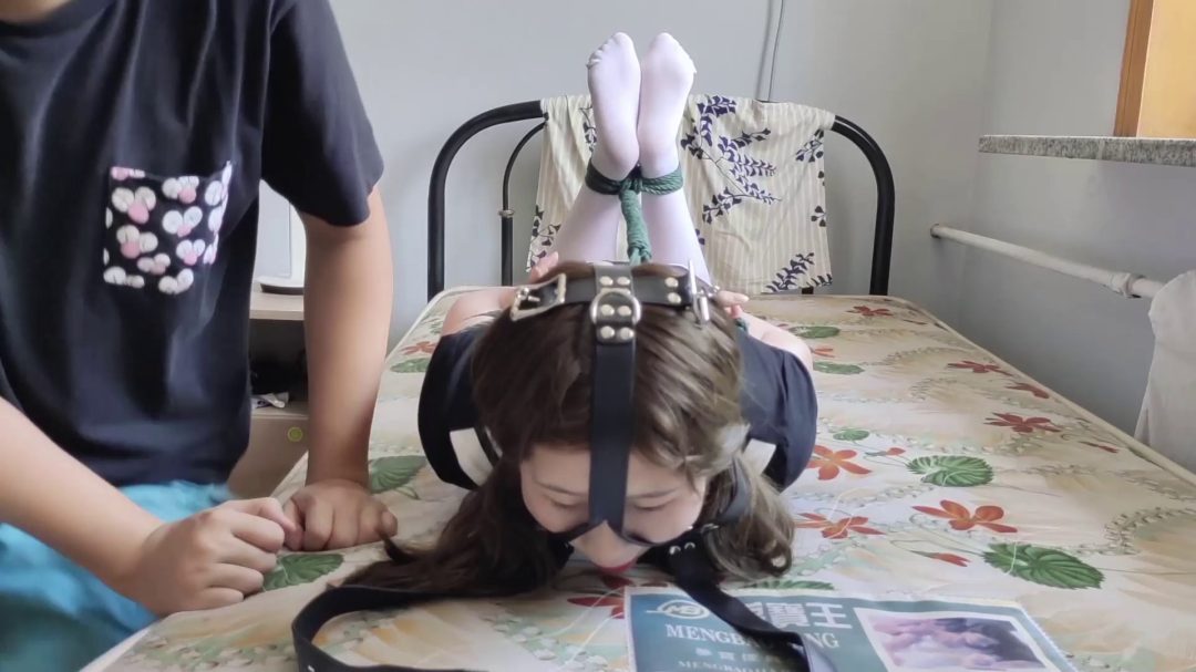 萝莉妹子彩乃酱的初次驷马,马具口球严厉堵嘴强制抬头-5