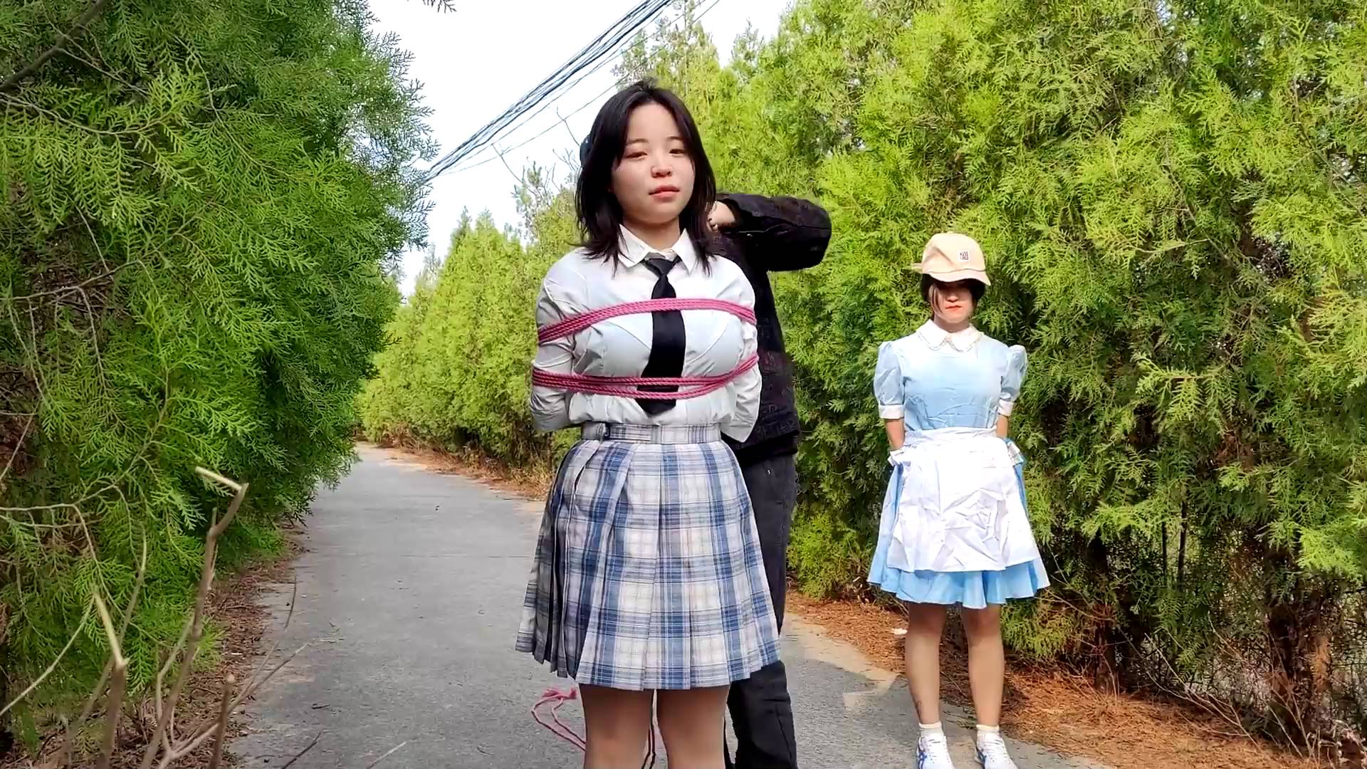 体验捆绑的女孩户外做任务