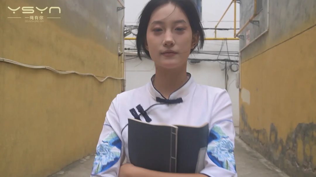 【烈火红颜】被捕女孩五花大绑关进牢房大字绑鞭打坐老虎凳打挠脚心拶子拶脚指不屈服刑场捆绑插牌枪决-6