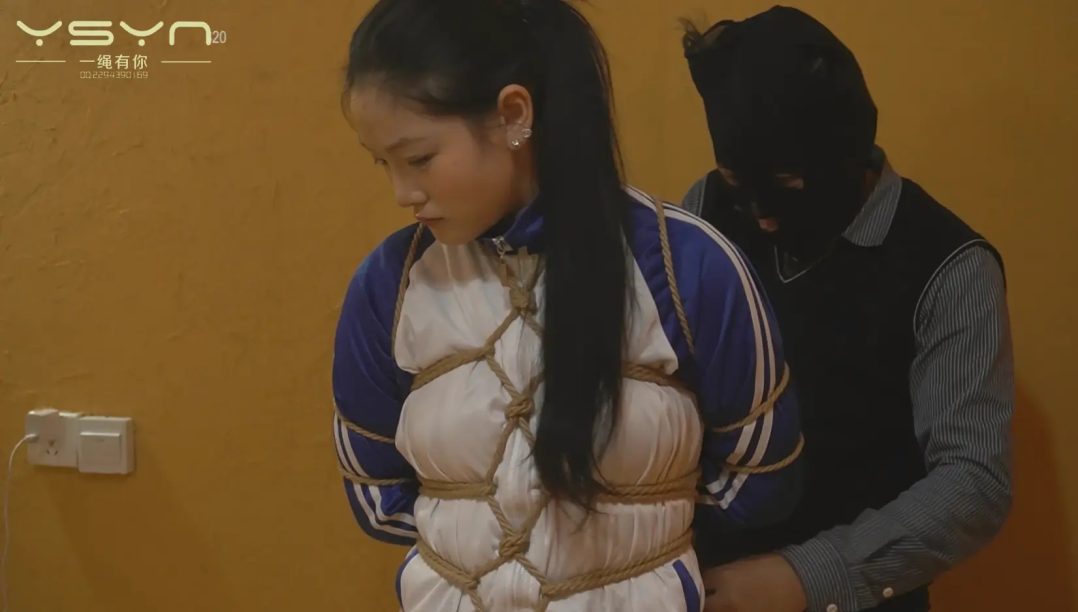 漂亮的女学生床上玩手机时惨遭持枪蒙面人打劫捆绑抗走威逼恐吓椅缚龟甲缚唱歌…-3