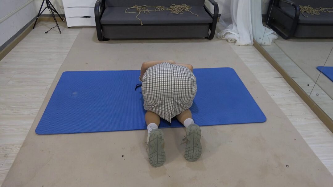 美女荣荣格子裙。反扭，手铐脚镣，蒙头堵嘴，押解跪缚-1