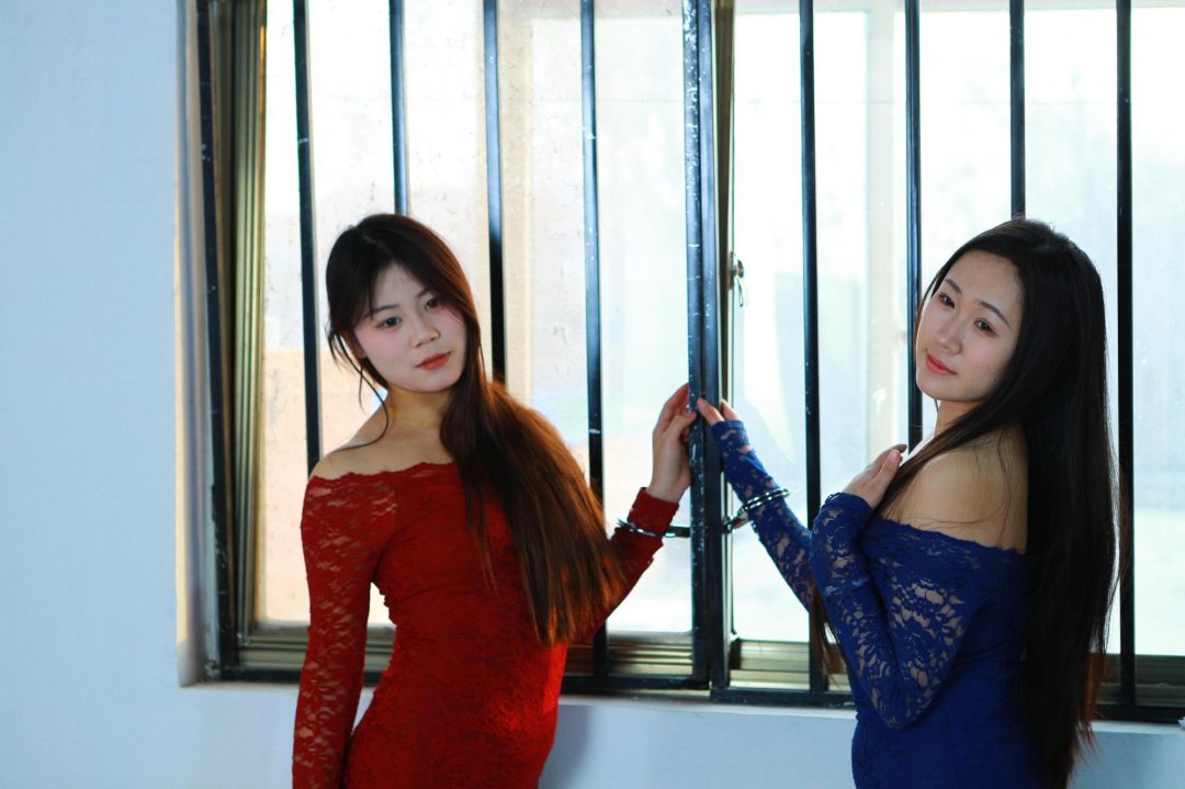 【沙发上的红蓝】性感丰满的小红、小蓝手铐靠手脚脖各种捆绑摆拍剧照-9