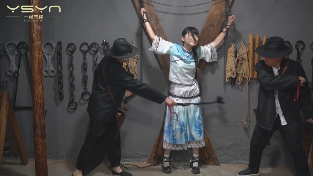 【赤心烈女行】丛林中行走的女孩被特务抓到审讯酷刑打挠痒铁刷刷脚心关押五花大绑刑场-10