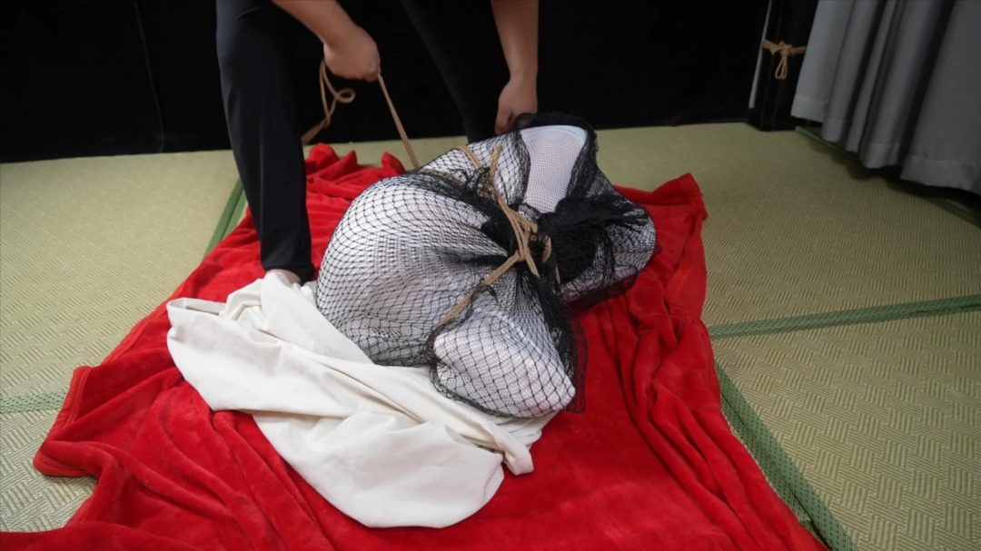 嗷嗷-一种很新的包裹方式！渔网，棉被，麻袋-1