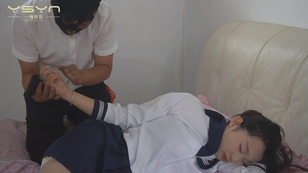 【夜魔惊梦】漂亮的水手服女孩入梦后惨遭蒙面入室各种姿势捆绑挠脚心腋窝-1