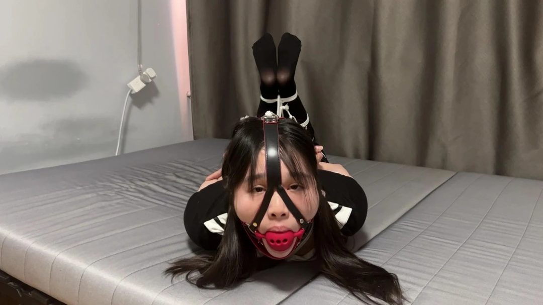 巨大口球反差塞满她的小嘴！黑丝肤白妹妹的约绑超紧驷马挣扎！-2