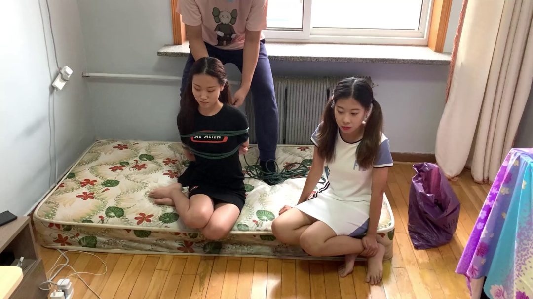 双妹驷马 双人裸足超紧缚放置 堵嘴-1