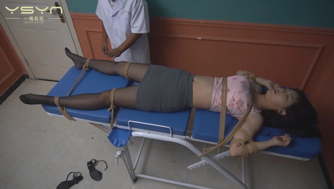 漂亮小姑娘身体不适前来中医绳疗馆就医被特殊绳疗治疗心理上痛痒并享受着-4