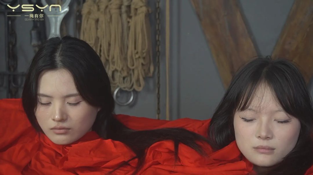 【断头台畔的双姝壮歌】高颜值漂亮的姐姐柳依和妹妹林知语被捕受尽各种刑罚上断头台头颅展示-3