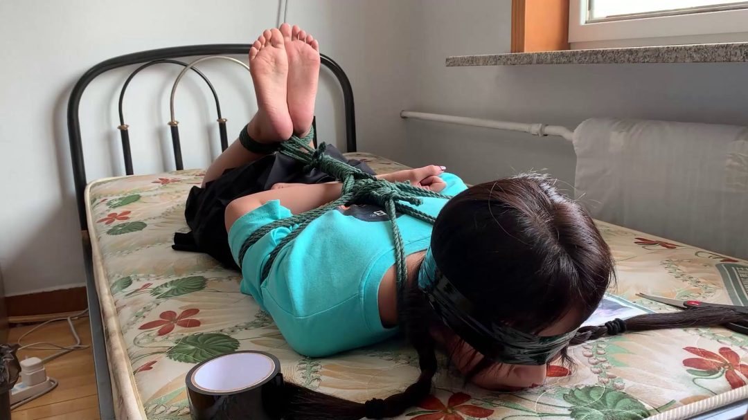 雨晨妹妹驷马抓举摔摔乐，丝袜套头白袜多重堵嘴挣扎！痛苦与闷绝！-4