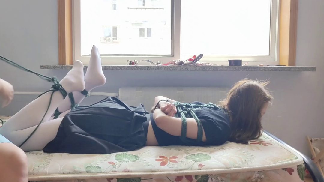 白丝妹妹佳岚，假装外出，真实放置崩溃实验-8