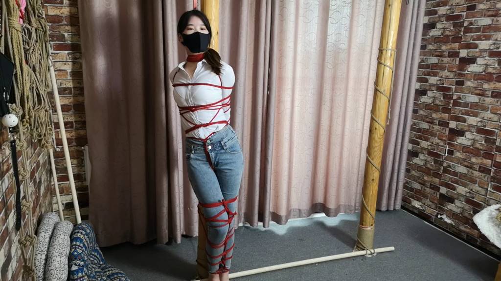 杨蕊 牛仔裤 红绳五花 难受的姿势-8